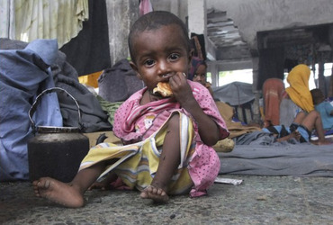 348763-enfant-somalien-mange-morceau-pain