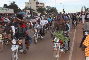 1305244576-supporters-escort-dr-kizza-besigye-as-he-returns-to-kampala_688696