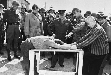 Buchenwald_Eisenhower_torture_demonstration_63511